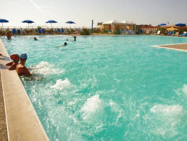 Piscina con Poolbar, Idromassaggio, animazione ed acquagym 