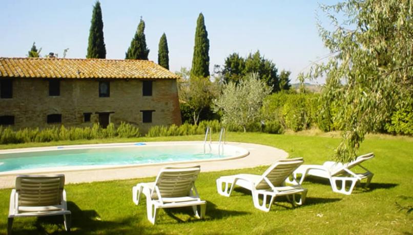 Piscina esterna del Casolare vicino al Trasimeno 