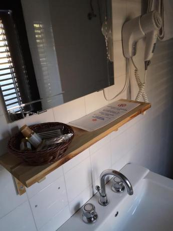 Bagno Privato con Box Doccia e Set Cortesia