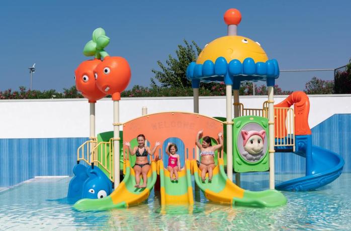 Grande Piscina per Bambini con Parco Giochi acquatico 
