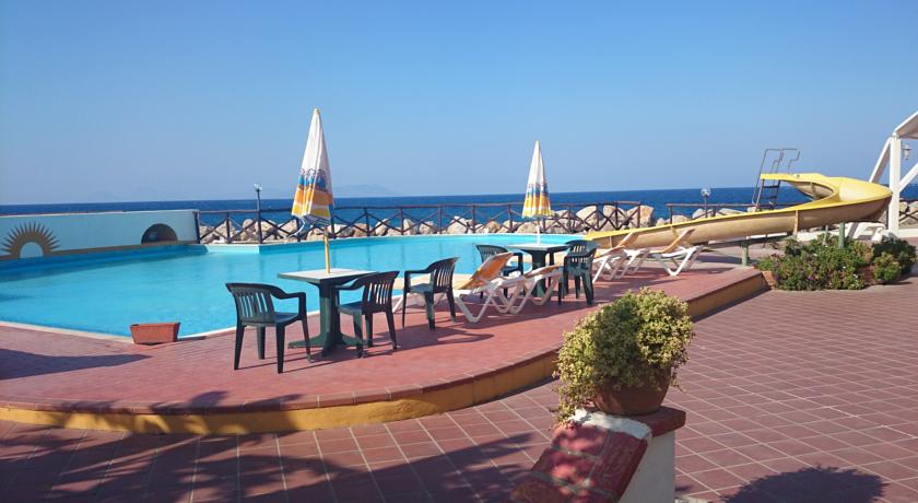 Hotel con piscina in Sicilia immediatamente sul mare 