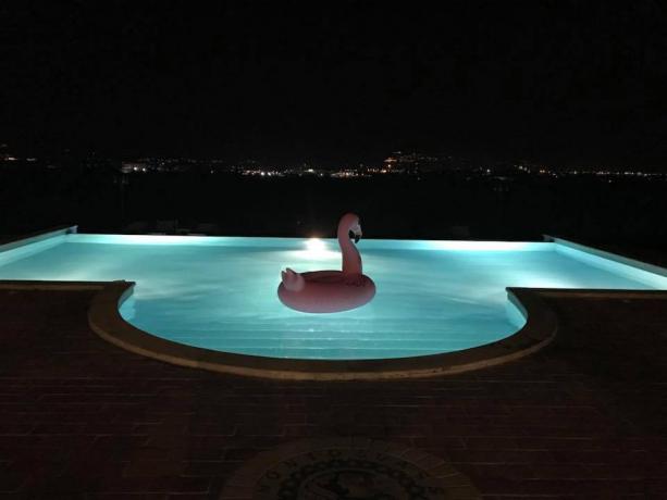 Piscina illuminata di notte