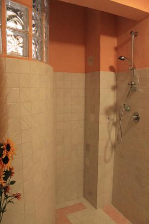 Bagno con doccia appartamento agriturismo Valfabbrica