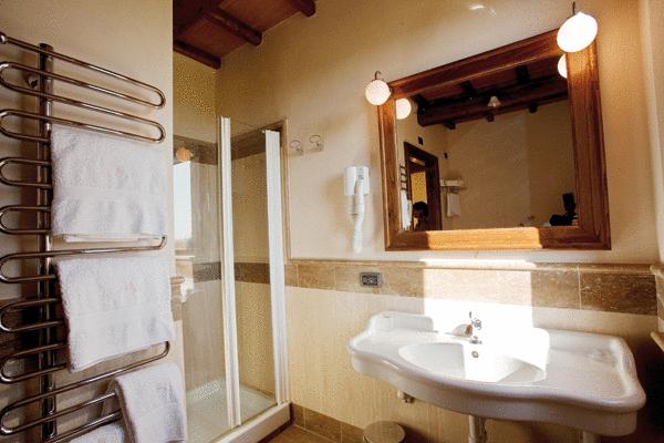Camere a Pozzuolo con servizi privati e doccia 