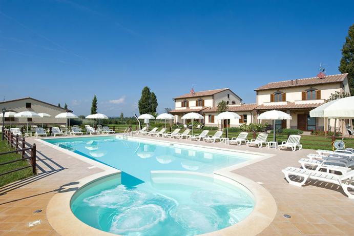 Piscina idromassaggio con solarium e giardino 