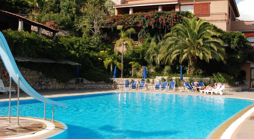 Piscina attrezzata anche per bambini