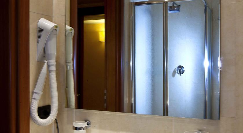 Dettaglio bagno con doccia