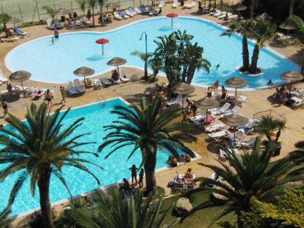 Panoramica piscina olimpionica del villaggio 