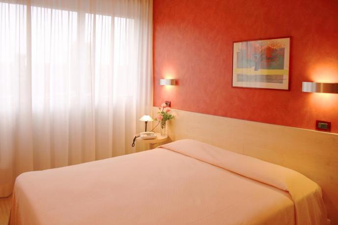 Camera da letto con balcone in centro storico