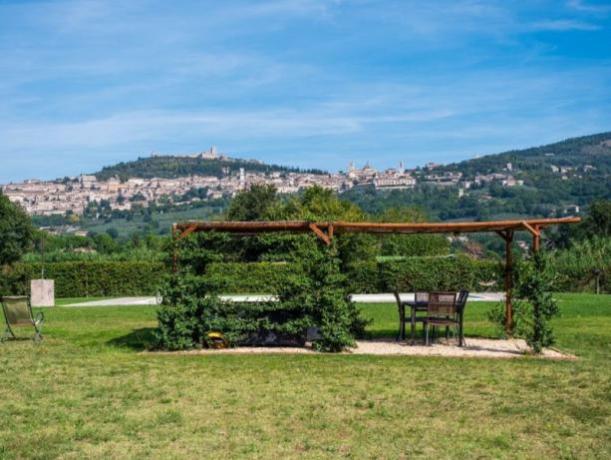 Giardino con pergola in legno 