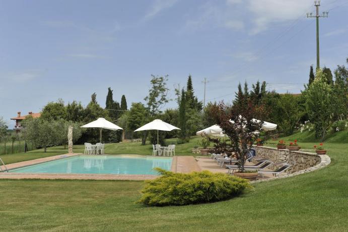 Piscina esterna e panorama vicino al Trasimeno 