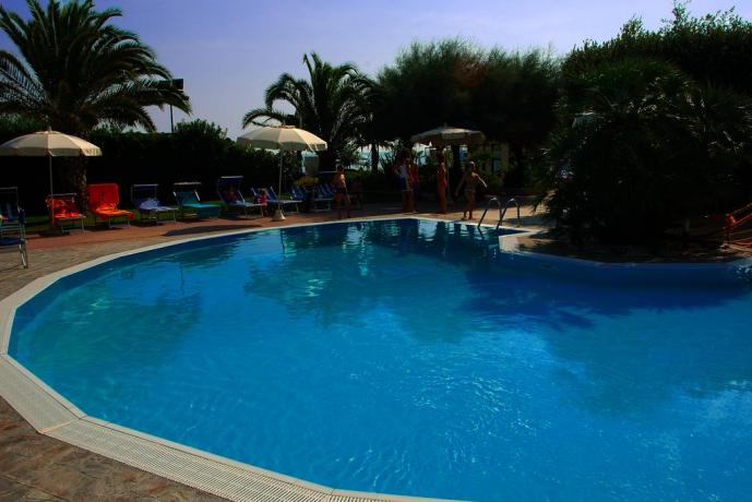 Albergo in Abruzzo, giardino con piscina, spiaggia privata