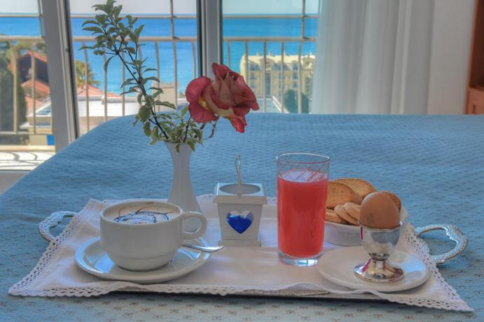Albergo con colazione sul terrazzo panoramico