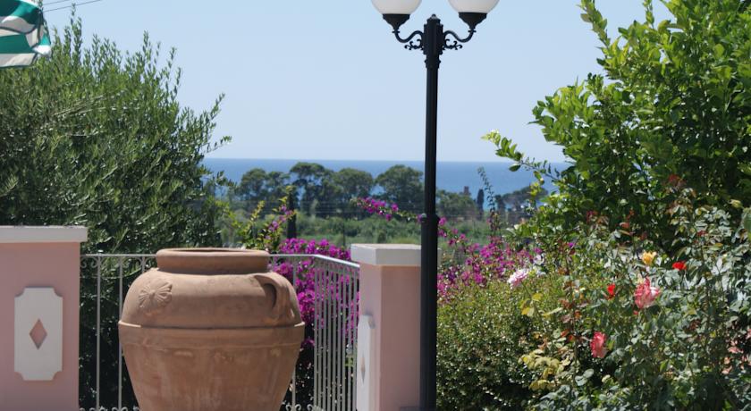 Albergo immerso nel verde vicino al mare