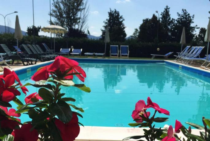 Piscina attrezzata per ospiti Hotel Lungolago 