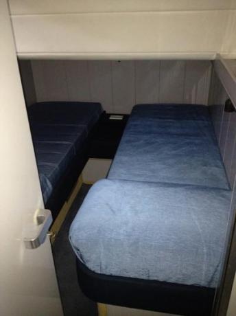 Cabina con letti in piano