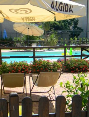 Giardino con piscina attrezzata