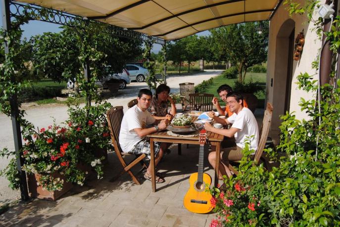 Patio esterno attrezzato per mangiare all'aperto 