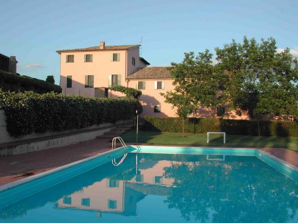 Piscina dell'Agriturismo con appartamenti in Umbria 