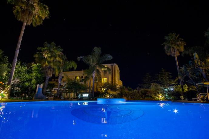 Hotel 3 stelle con enorme piscina a Tropea