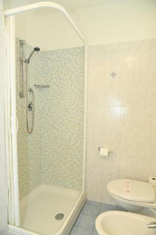 Bagno privato camera con spazioso box doccia