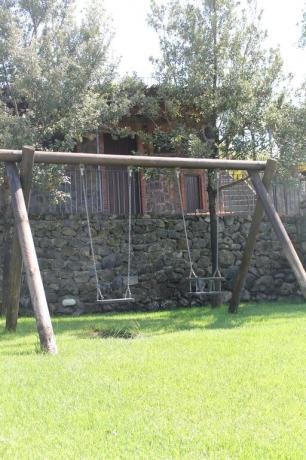 Agriturismo ad Adrano con altalene per bambini