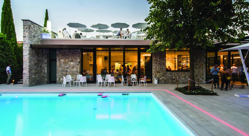Resort a Castiglione del Lago con piscina, Ristorante vegano e vegetariano, terrazza panoramica, IDROMASSAGGIO E CAMINO IN CAMERE.