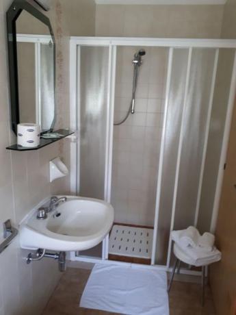 Bagno privato camera con ampio box doccia
