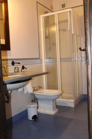 Agriturismo camera con bagno ad Adrano