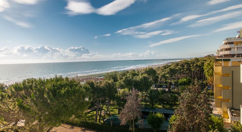 Piscina Miniclub e Spiaggia in Hotel Giulianova 