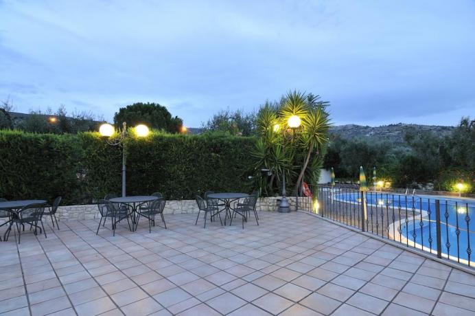 Terrazza e piscina albergo 3 stelle nel Gargano