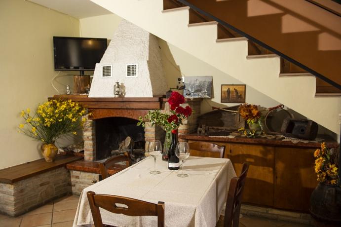 Sala ristorante con caminetto