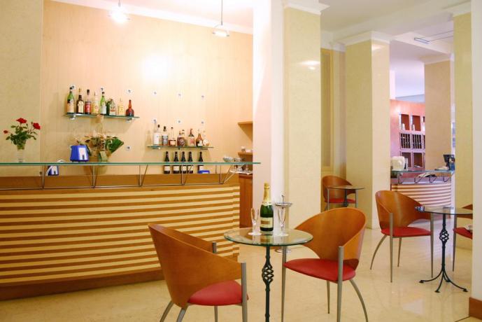 Bar privato Hotel con tavoli e sedie