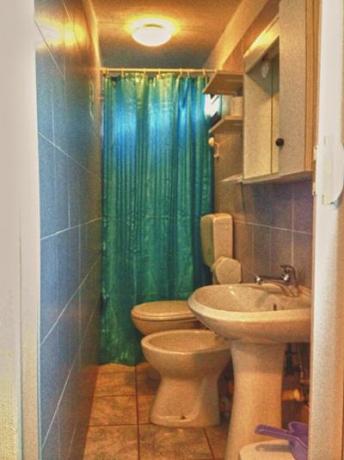 Bagno del bungalow con doccia