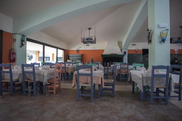 Ampia Sala Ristorante con Camino vicino Cagliari
