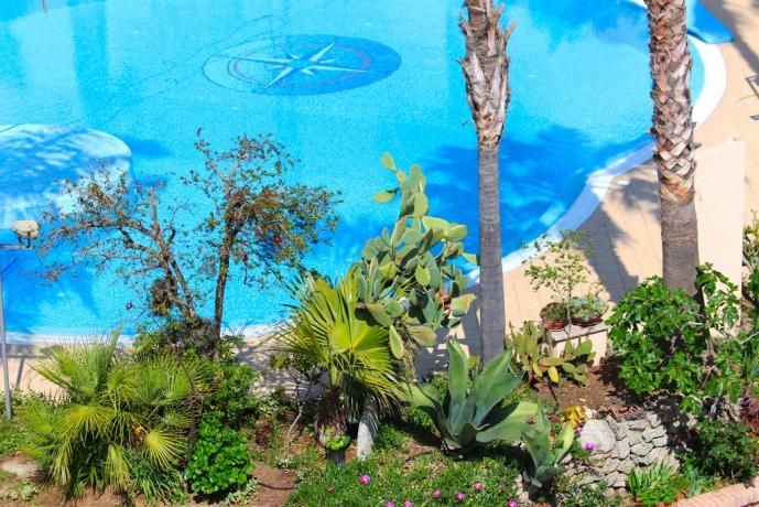 Piscina esterna attrezzata in Hotel vicino Tropea