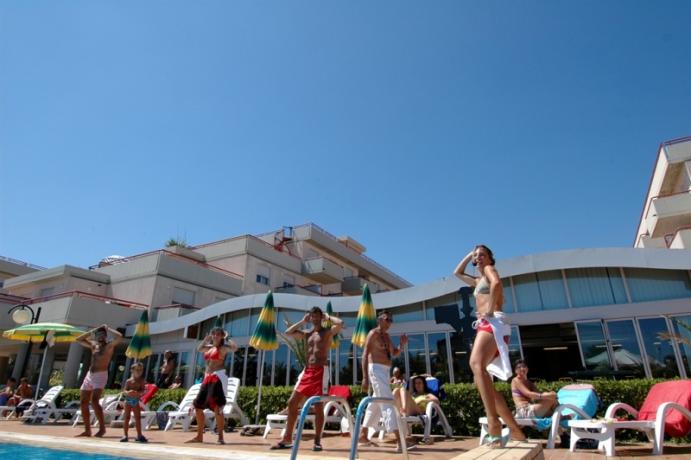 Balli di Gruppo in Piscina con Animatori 