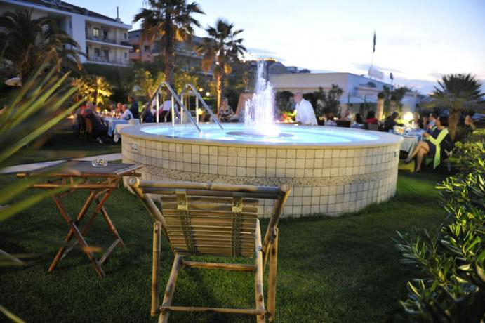 Hotel*** in Abruzzo, giardino fronte spiaggia con Jakuzi