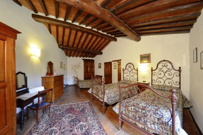 camera con mobili d'epoca a Cortona