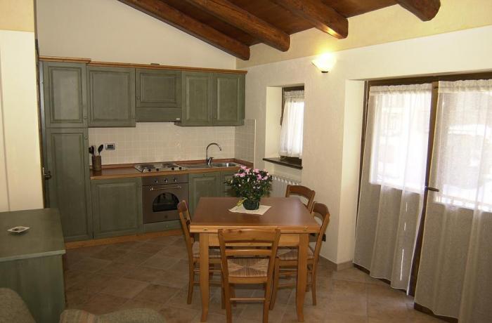 Area pranzo con cucina Appartamento Genzianella