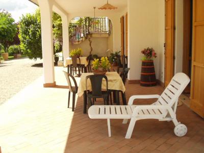Patio attrezzato per la colazione all'aperto