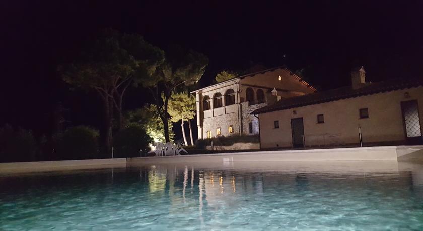 Piscina panoramica attrezzata