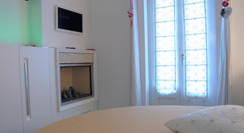 Suite moderna con tv e camino
