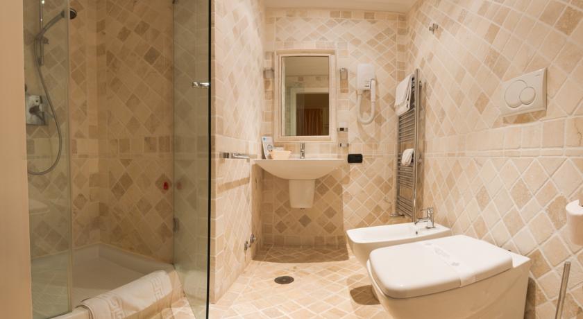 Elegante bagno privato con doccia