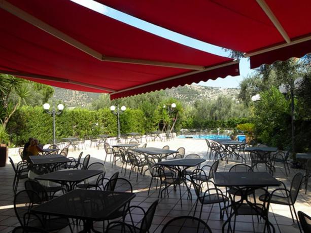 Spazio esterno per relax albergo a Mattinata