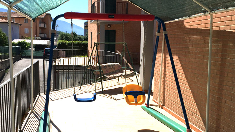 Appartamento-vacanza Assisi recinzione e giochi-bambino
