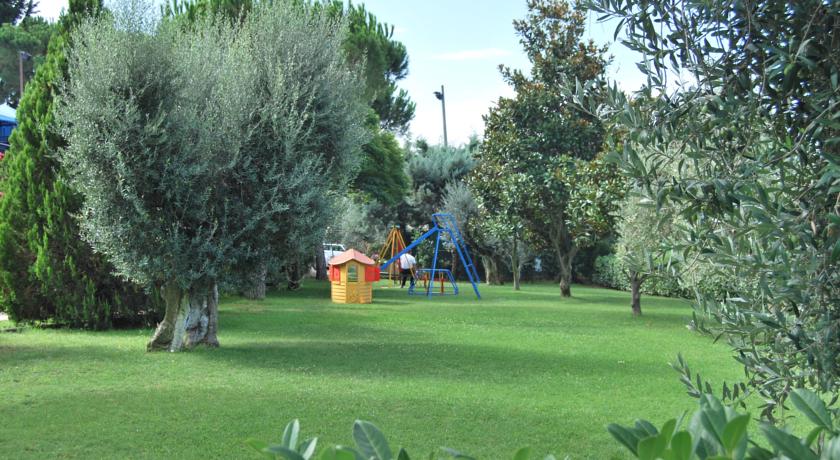 Ampio giardino con area giochi  