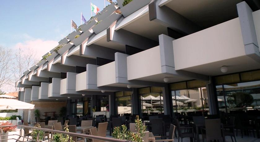 Resort con Piscina e Ristorante in Versilia