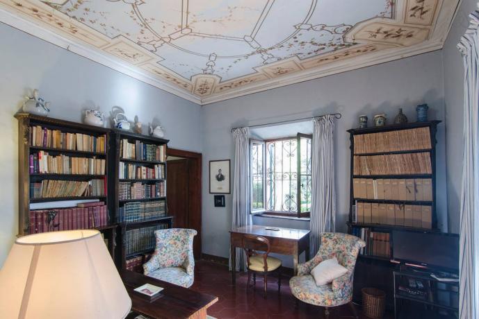 Sala lettura con bibilioteca