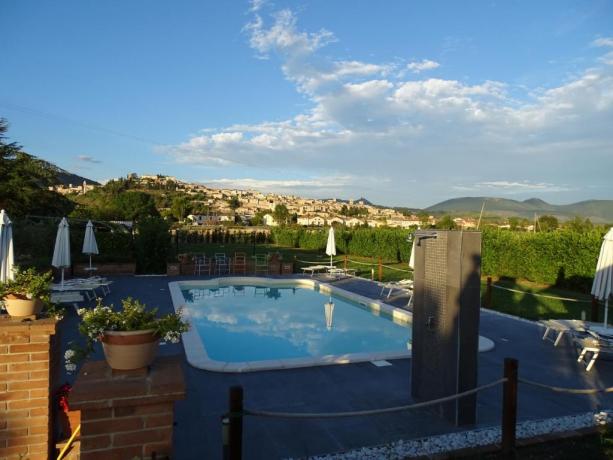 Piscina del Residence il Petalo